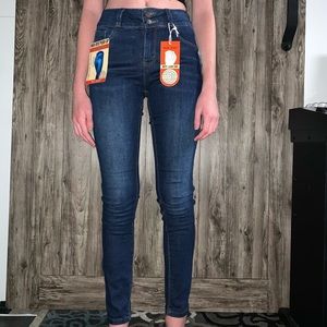 Wax jeans from Q! BUTT LIFTING!